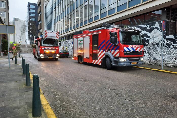 Dakpannen van dak gevallen naast brandweerkazerne