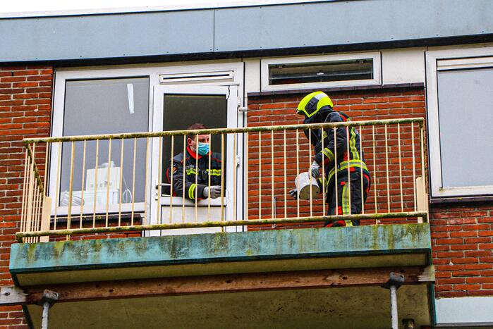 Ruit van balkondeur stuk door harde wind