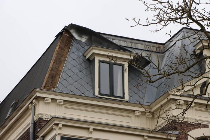 Stuk dakleer waait los van woning
