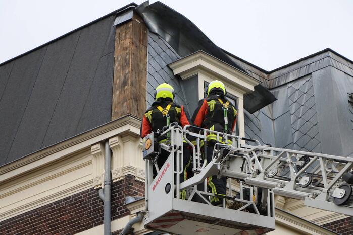 Stuk dakleer waait los van woning