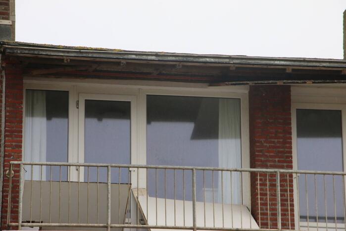 Brandweer verwijderd dakplaten en zet dakgoot vast