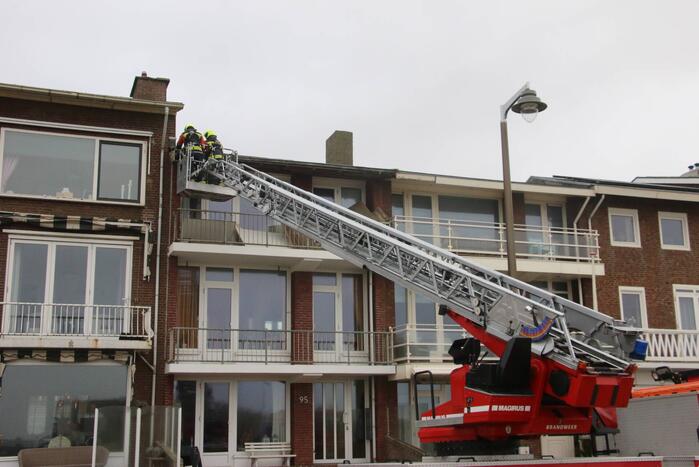Brandweer verwijderd dakplaten en zet dakgoot vast