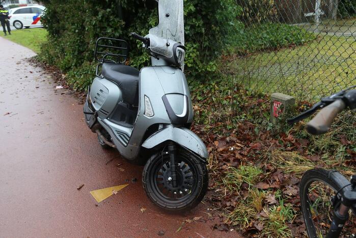 Schade na botsing tussen scooter en fietser