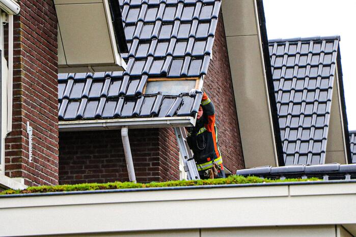 Brandweer verwijdert losliggende dakpannen