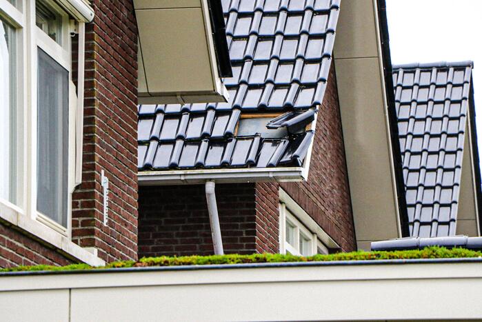Brandweer verwijdert losliggende dakpannen