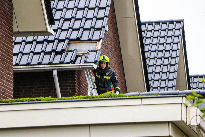 Brandweer verwijdert losliggende dakpannen