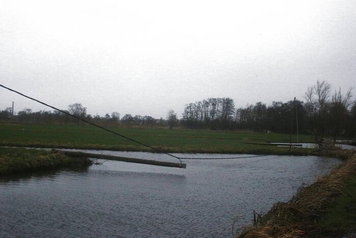 Stroompaal omgewaaid door storm