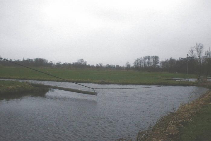 Stroompaal omgewaaid door storm