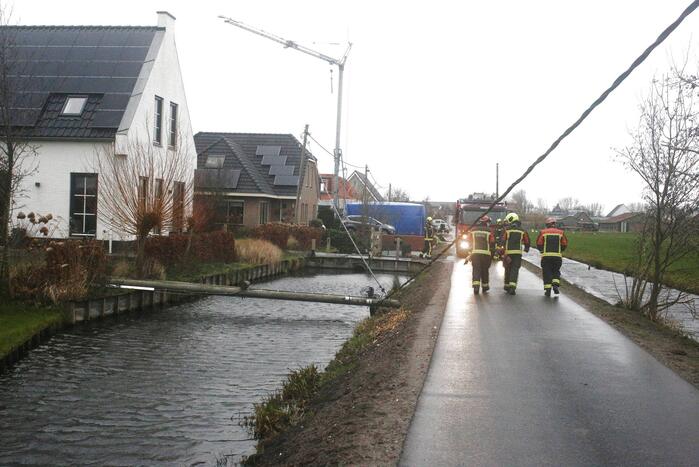 Stroompaal omgewaaid door storm