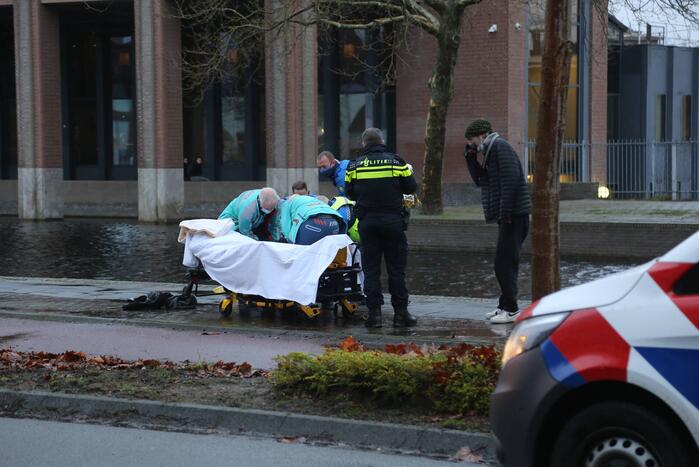 Persoon belandt in water