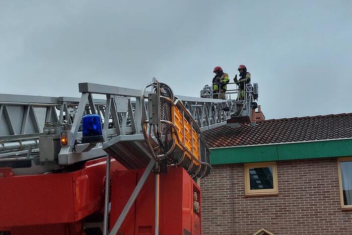 Schoorsteen laat los door harde wind