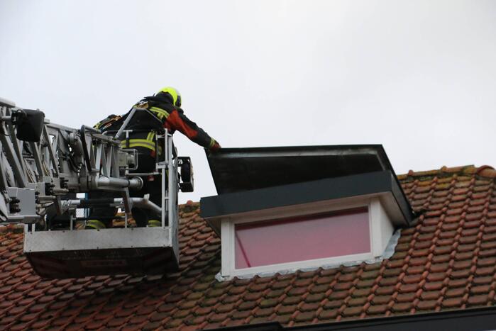 Dak van dakkapel losgewaaid