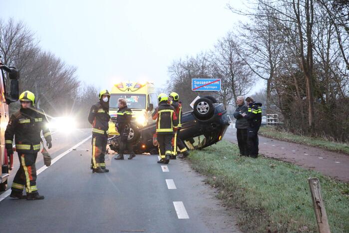 Auto op zijn kop na ongeval met voorganger