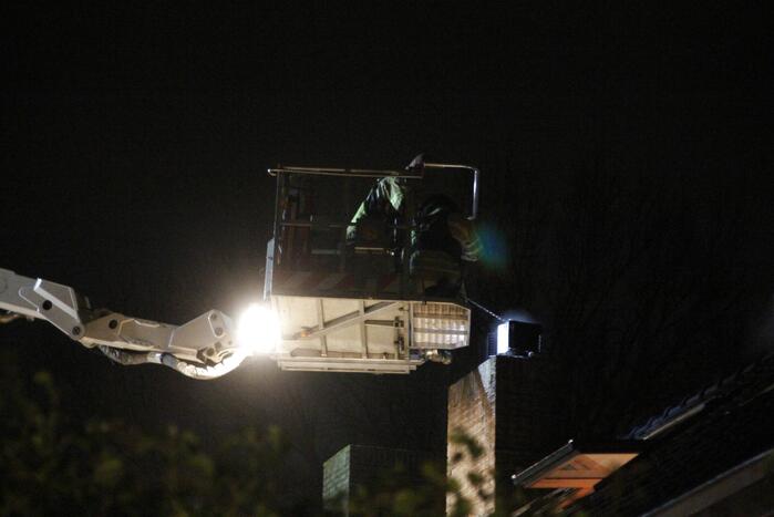 Brand in schoorsteen van woning