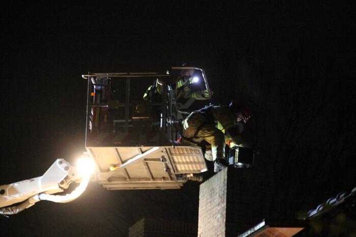 Brand in schoorsteen van woning