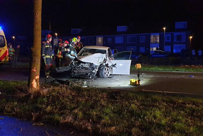 Automobilist raakt gewond bij aanrijding tegen boom