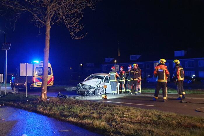 Automobilist raakt gewond bij aanrijding tegen boom