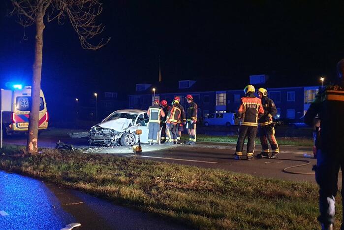 Automobilist raakt gewond bij aanrijding tegen boom