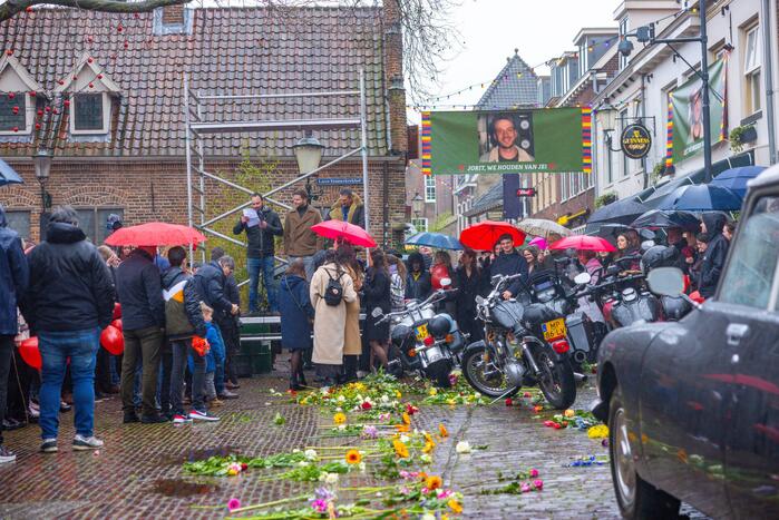 Massale opkomst bij afscheid horecaman Jorit Bons (30)