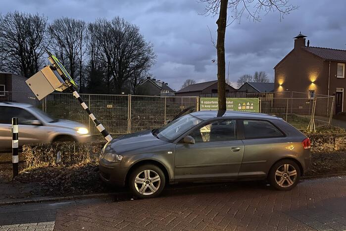 Automobilist botst frontaal op verkeerslicht