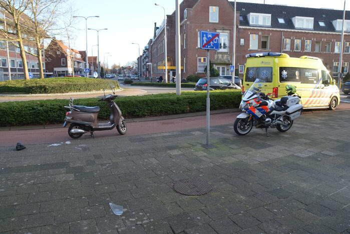 Scooter en fietser botsen op elkaar