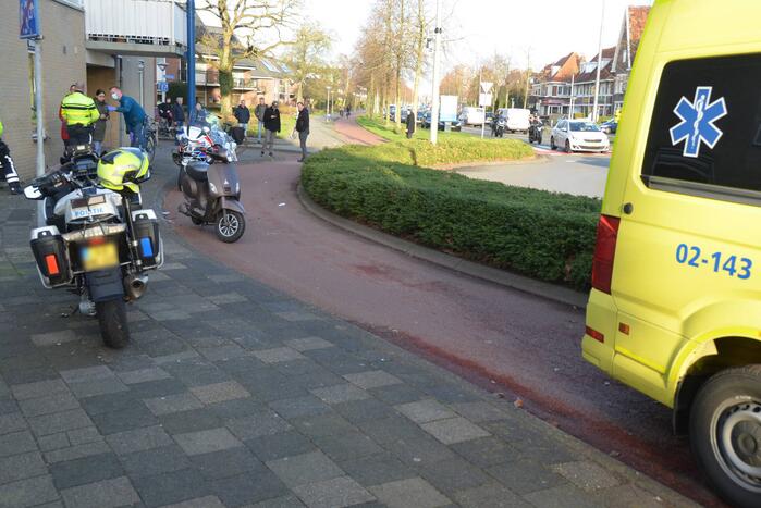 Scooter en fietser botsen op elkaar