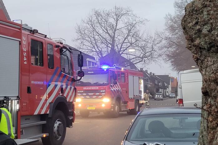 Brandweer blust brand in bijgebouw