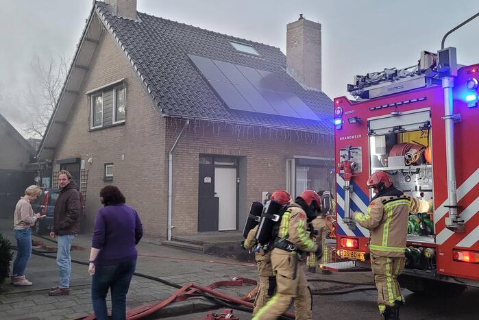 Brandweer blust brand in bijgebouw
