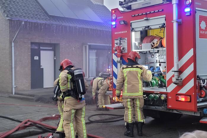 Brandweer blust brand in bijgebouw