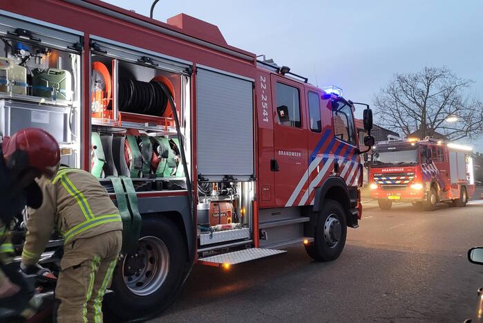 Brandweer blust brand in bijgebouw