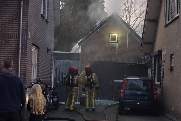 Brandweer blust brand in bijgebouw