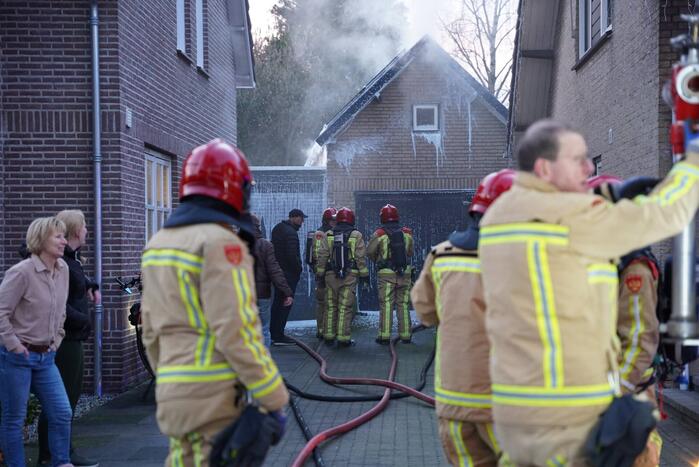 Brandweer blust brand in bijgebouw