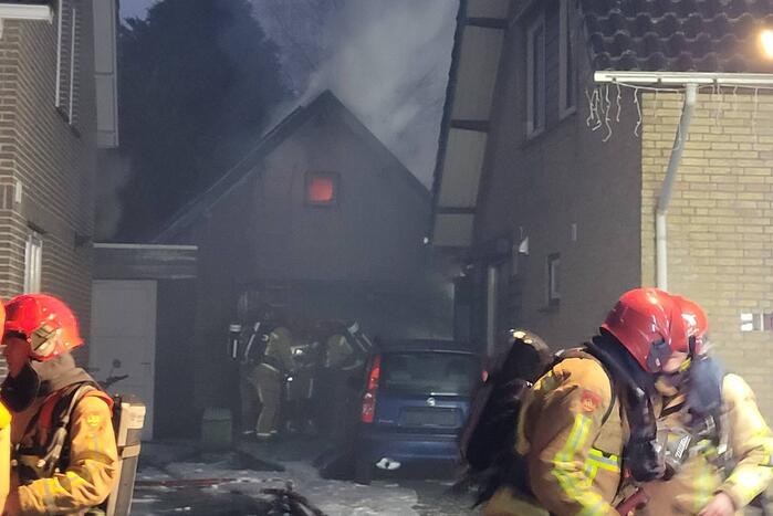 Brandweer blust brand in bijgebouw