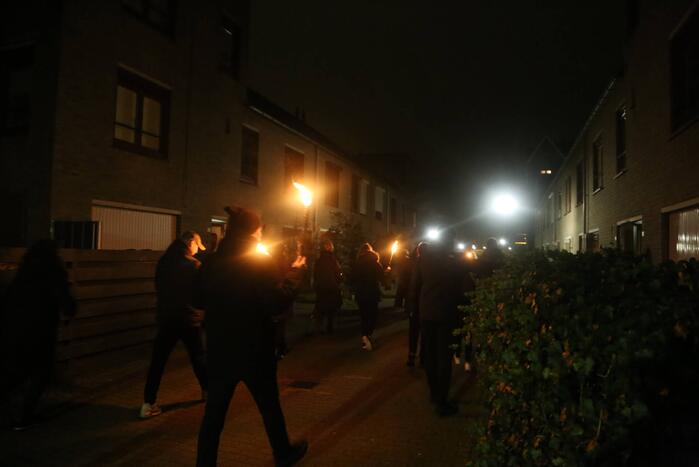 Groep mensen loopt lichtjestocht tegen coronamaatregelen