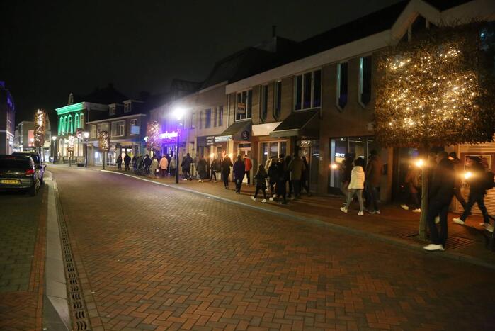 Groep mensen loopt lichtjestocht tegen coronamaatregelen