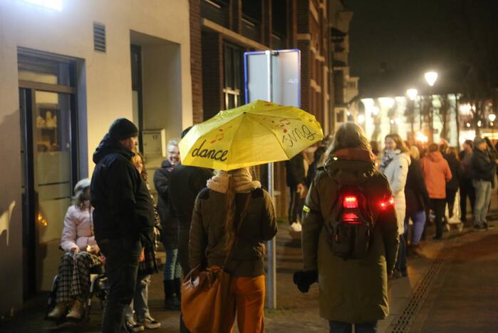 Groep mensen loopt lichtjestocht tegen coronamaatregelen