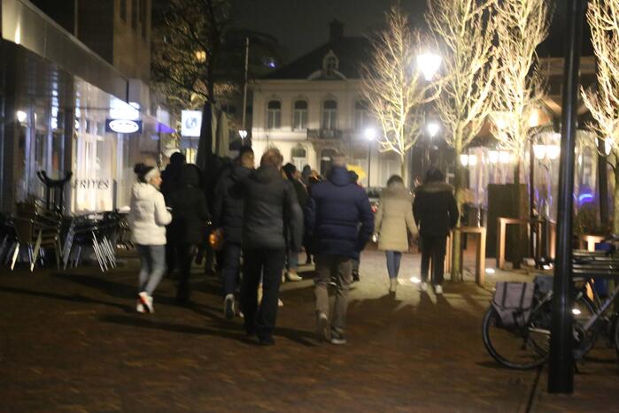 Groep mensen loopt lichtjestocht tegen coronamaatregelen