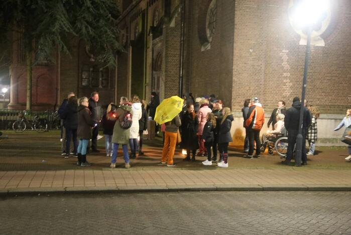 Groep mensen loopt lichtjestocht tegen coronamaatregelen