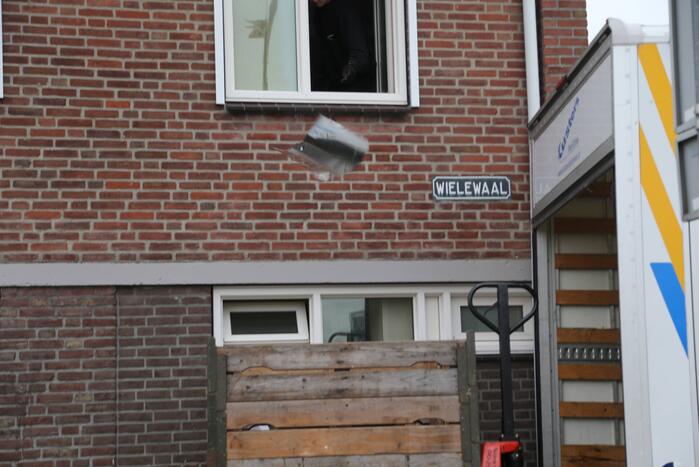 Politie treft hennepkwekerij aan en houdt een persoon aan