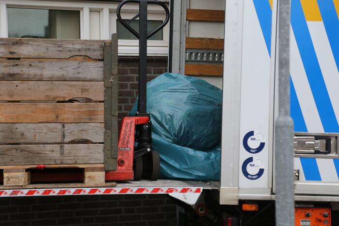 Politie treft hennepkwekerij aan en houdt een persoon aan