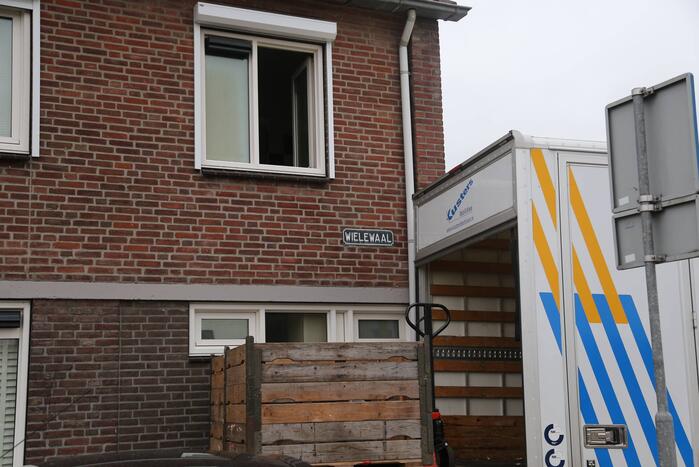 Politie treft hennepkwekerij aan en houdt een persoon aan