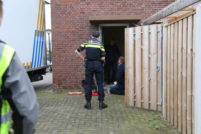 Politie treft hennepkwekerij aan en houdt een persoon aan