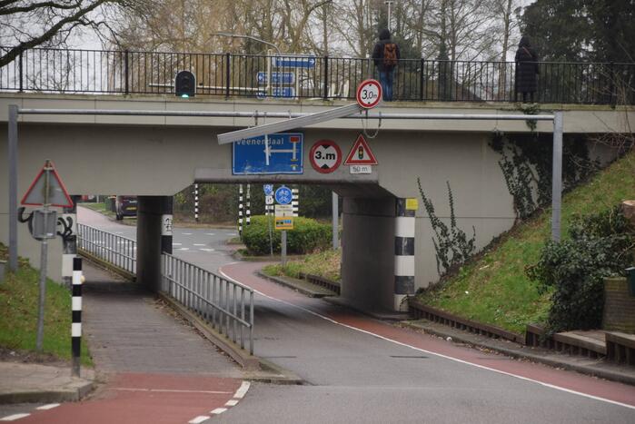 Bakwagen ramt spoorviaduct