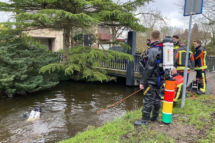 Duiker zoekt in water naar gestolen telefoon