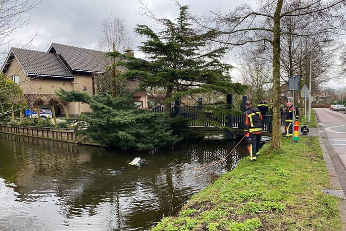 Duiker zoekt in water naar gestolen telefoon