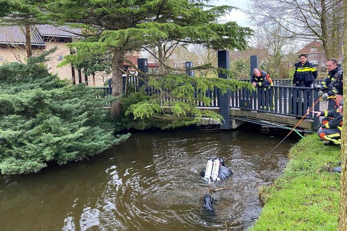 Duiker zoekt in water naar gestolen telefoon