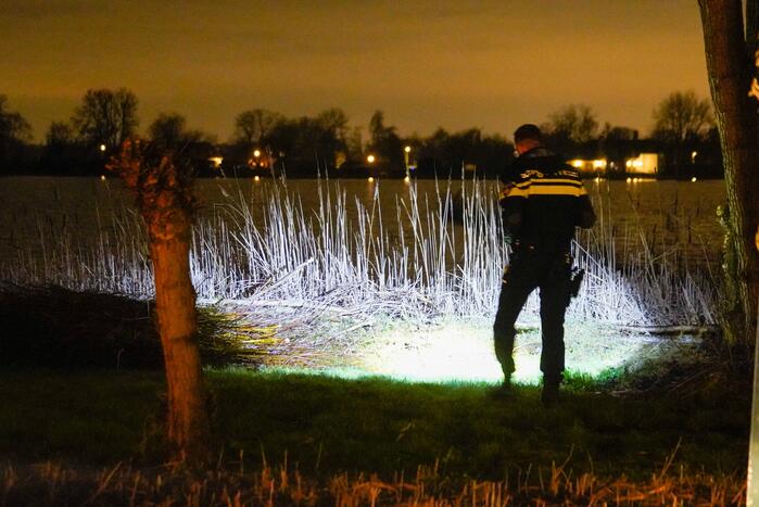 Politie rijdt auto klem en arresteert drie mannen