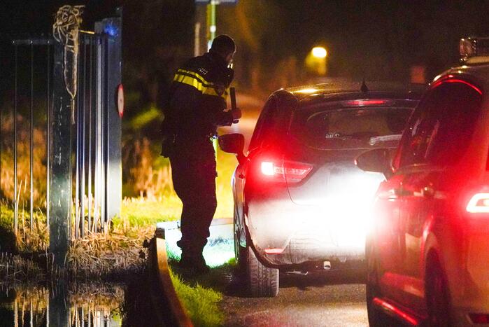 Politie rijdt auto klem en arresteert drie mannen