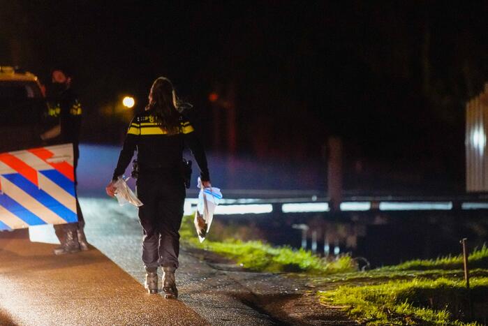 Politie rijdt auto klem en arresteert drie mannen