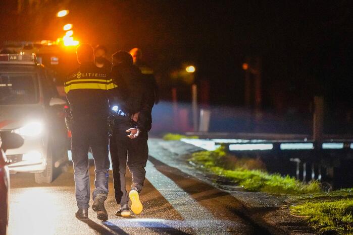 Politie rijdt auto klem en arresteert drie mannen